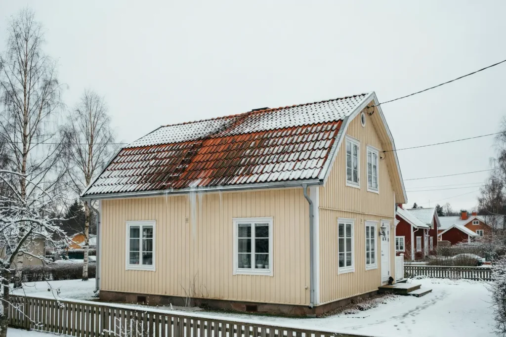tecken p d lig takisolering s minskar du v rmef rlust och istappar fr n taket