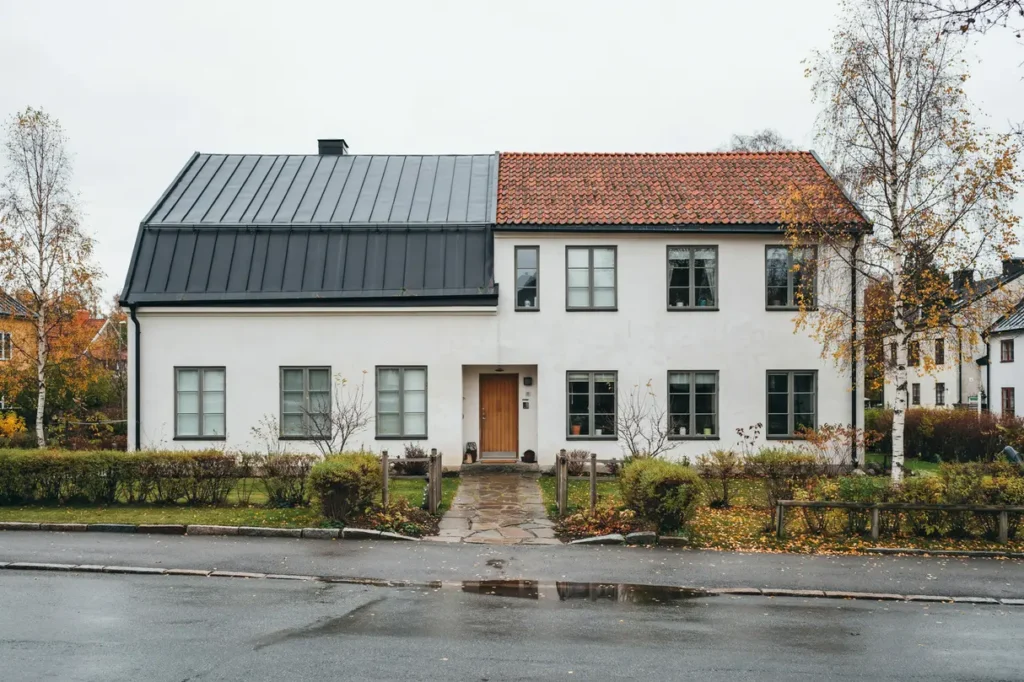 pl ttak eller tegeltak p villan praktisk guide f r svenskt klimat underh ll och kostnad